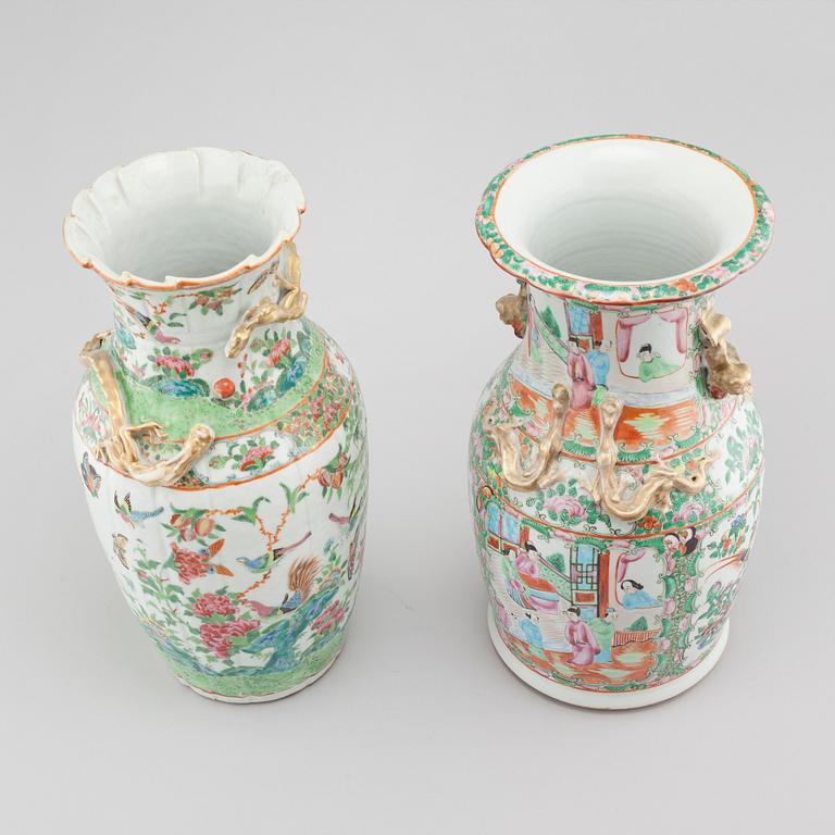 A pair of Chinese vases from around year 1900.