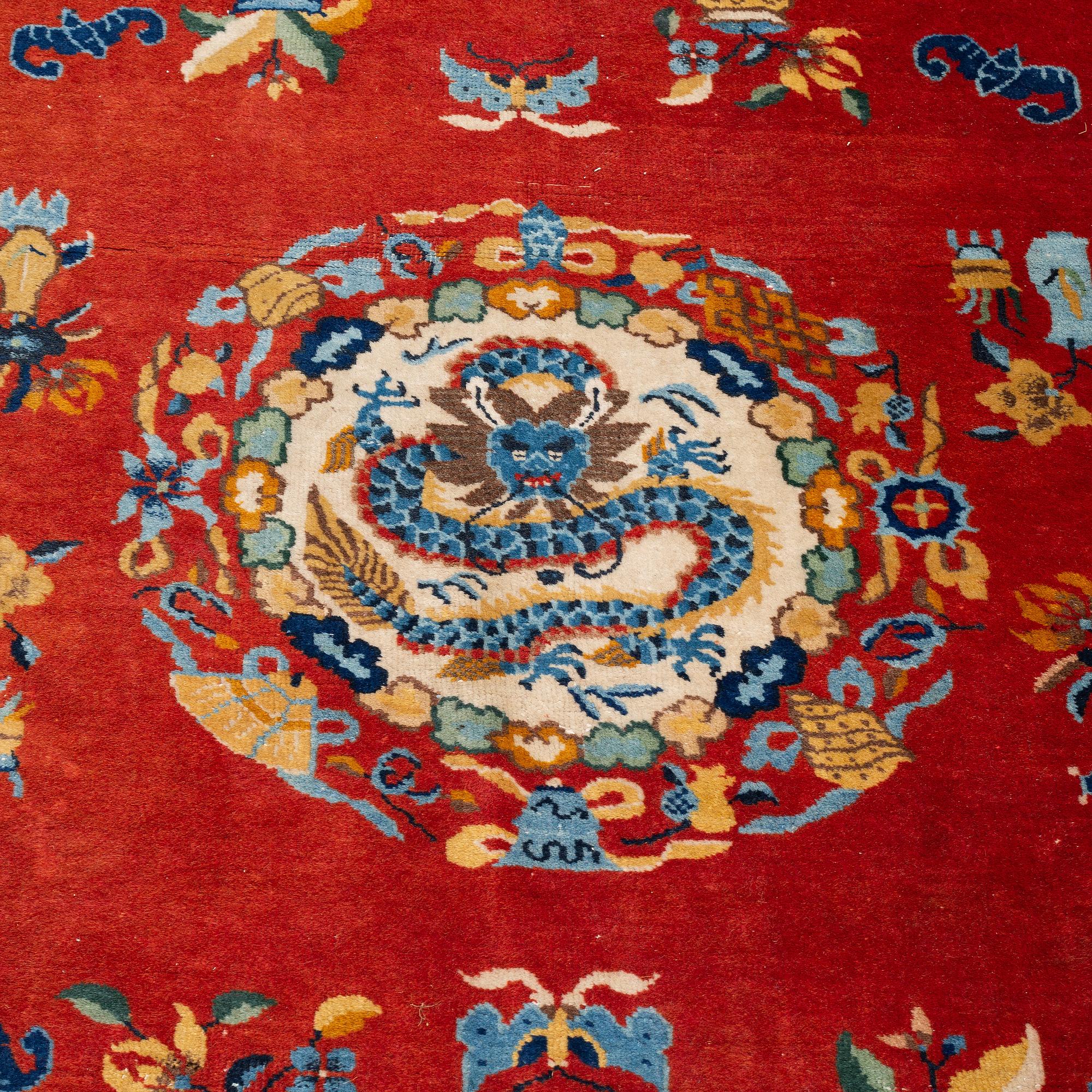 A carpet, semi-antique/old Kina, ca 295,5 x 212 cm.