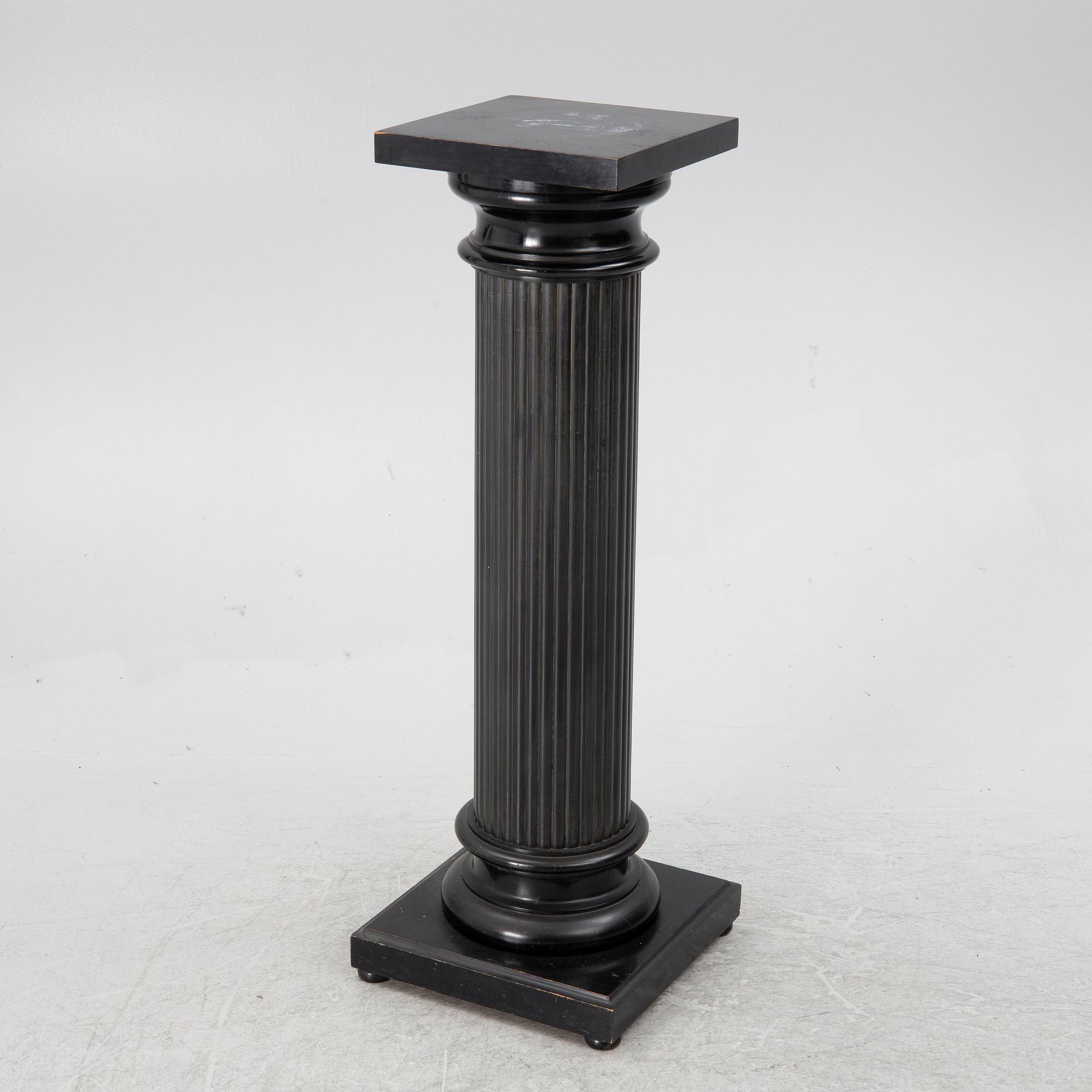 A pedestal, early 20th century.