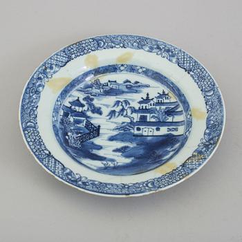 Ten pieces of Chinese export ware porcelain, Qing Dynasty, Qianlong 1736-95.