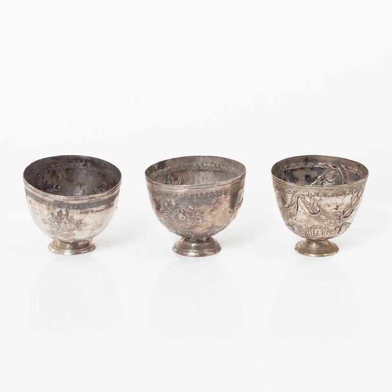 Skålar, tre stycken samt tre bägare och figurin, metall, Centralasien.