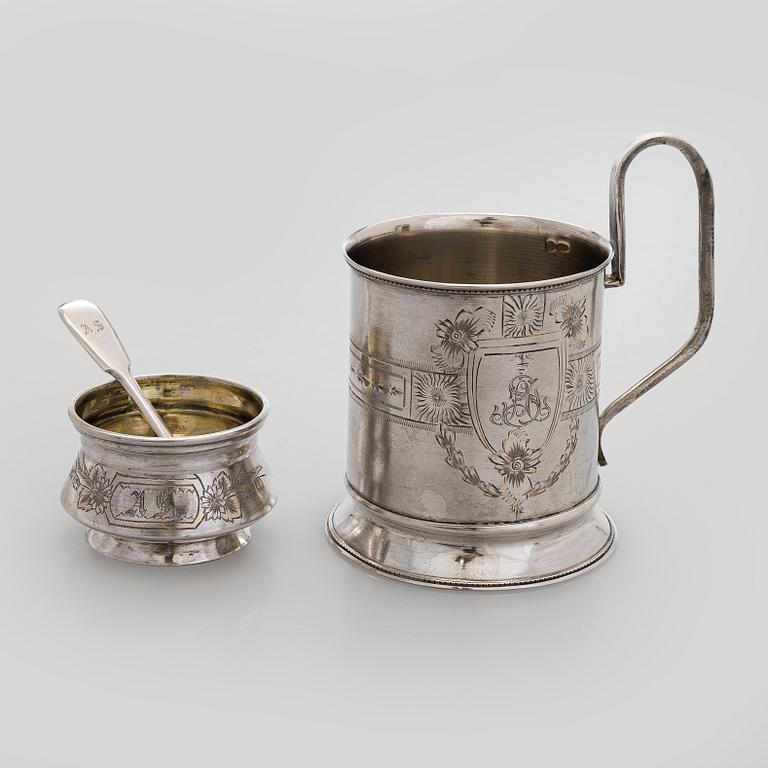 Bägare och saltkar med sked, silver, Ryssland.