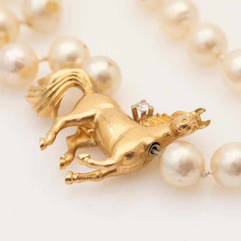 Ole Lynggaard, hänge, 18K guld med diamant samt pärlcollier.