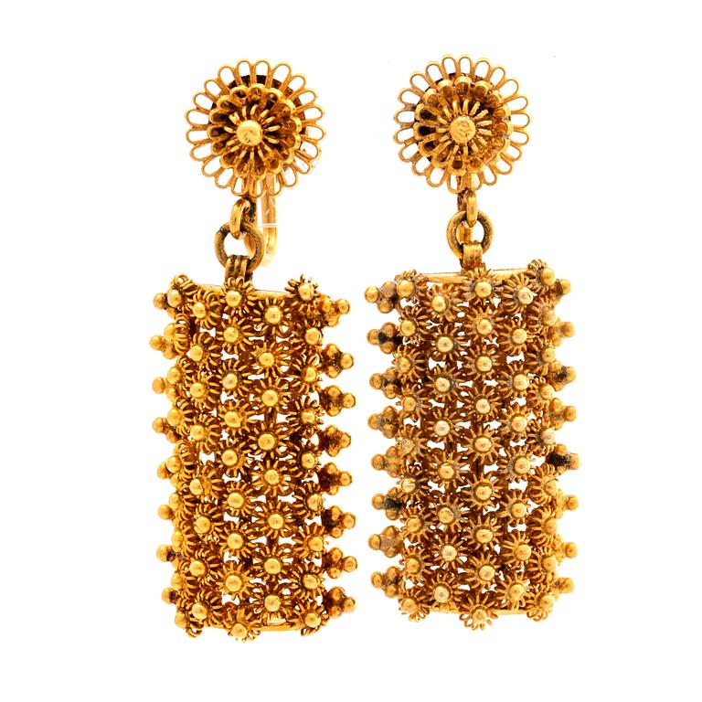 ÖRHÄNGEN 14K guld, 12,9 g, skruvmekanism, ca 4 x 1,5 cm.