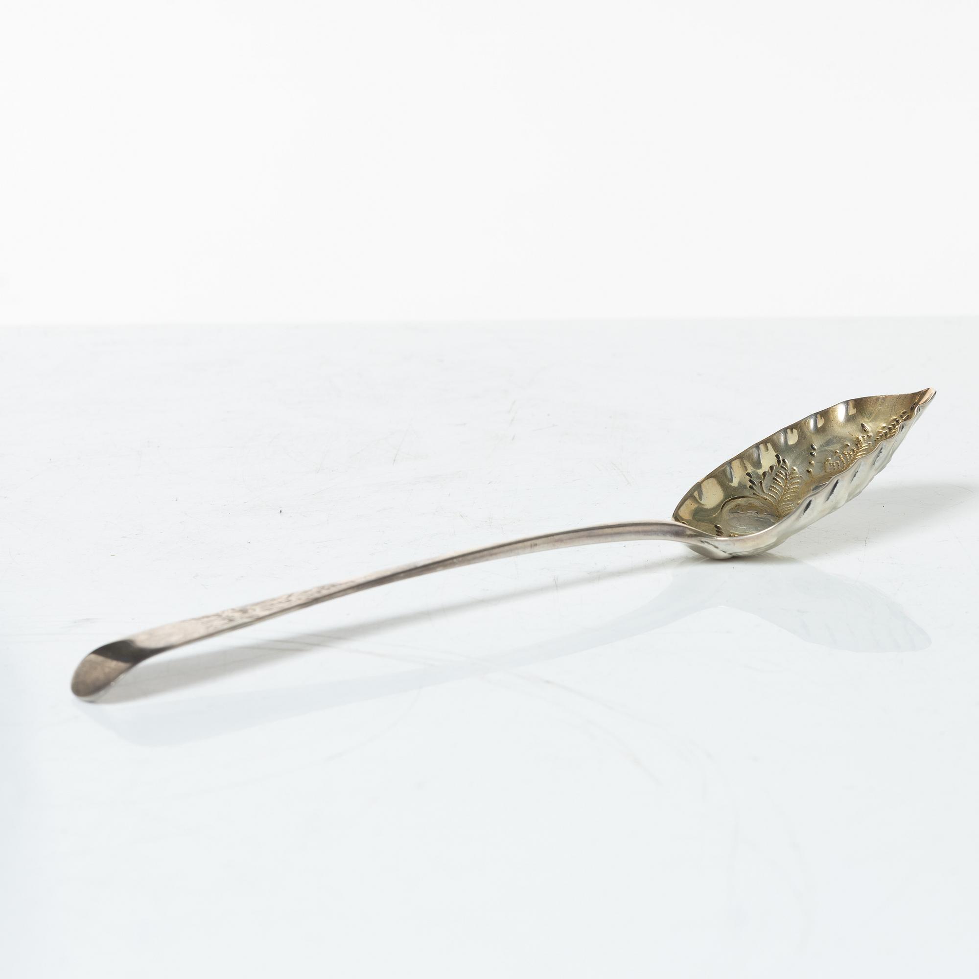 Thomas Wallis I, pokal, silver, London, England 1773 och Thomas Northcote, sked, silver, London, England 1789.