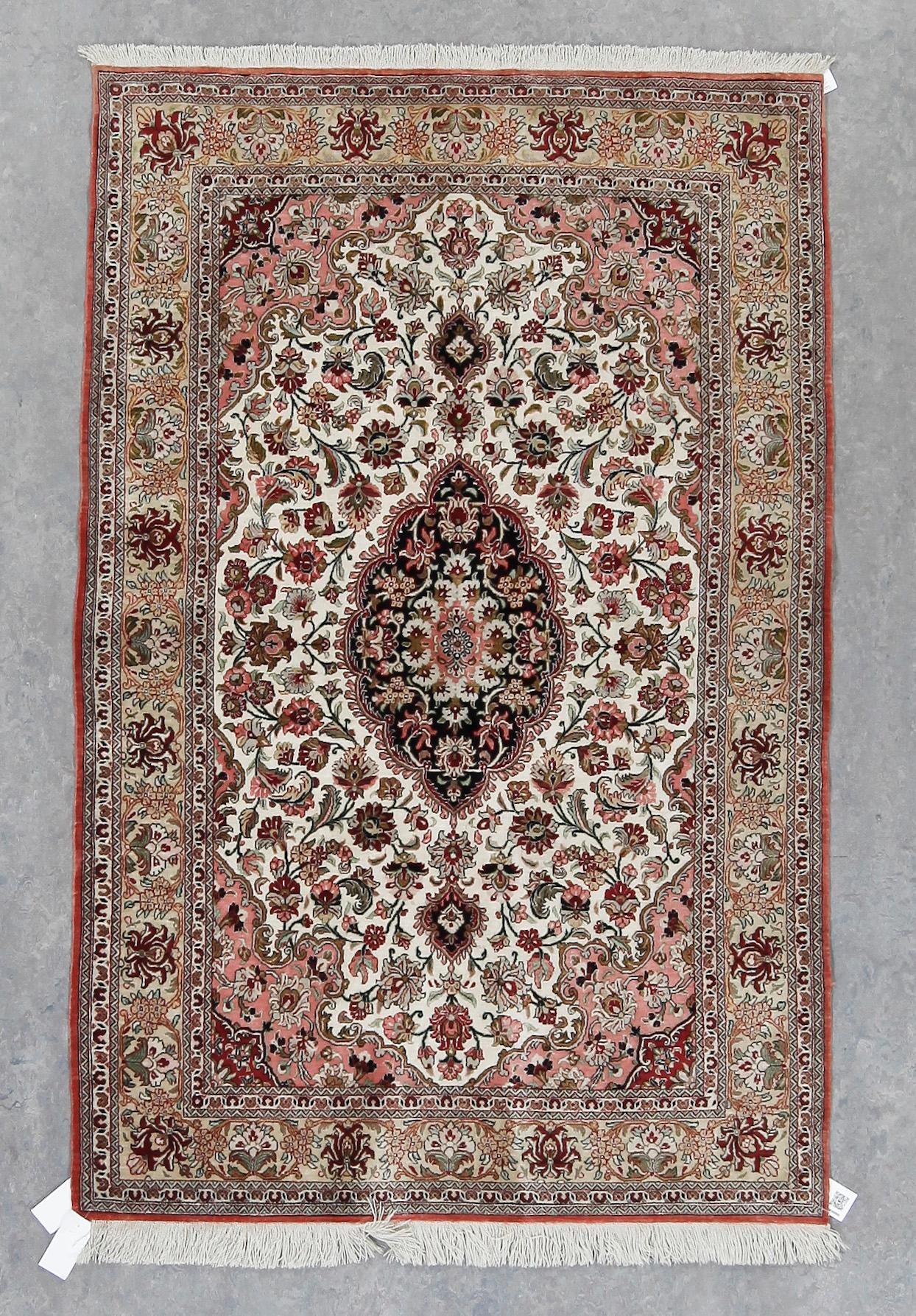 MATTA, sannolikt Kashmir, silke, ca 167x109 cm.