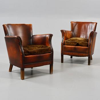 FÅTÖLJER, ett par, 1900-talets första hälft.