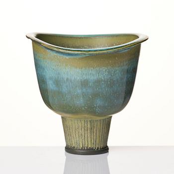 Wilhelm Kåge, a set of three Farsta stoneware footed bowls, Gustavsberg Studio 1950s.