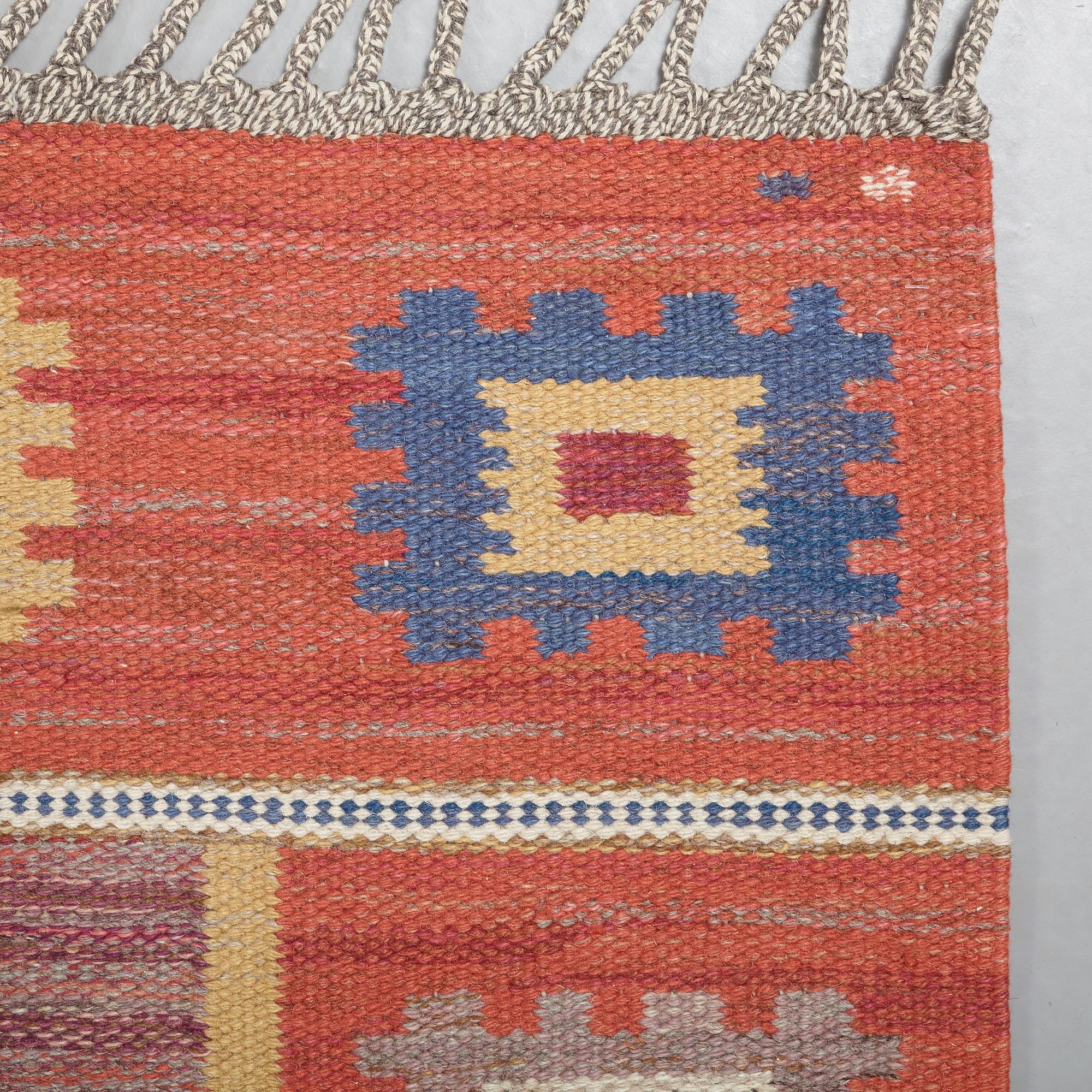 Märta Måås-Fjetterström, GALLERIMATTA, "Röd grön äng", rölakan, ca 346,5 x 151,5 cm, signerad AB MMF.