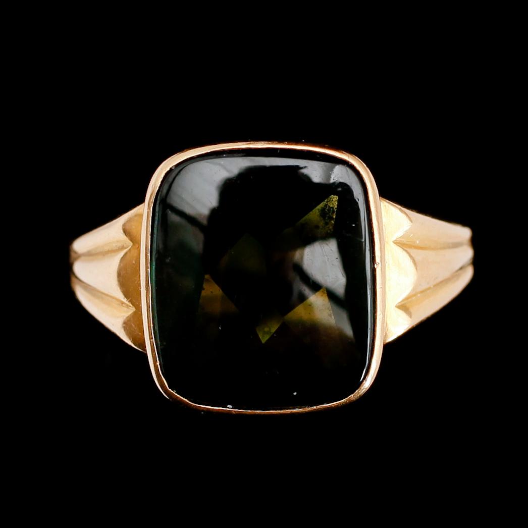 KLACKRING, 23 k guld, 1904, grön sten. Total vikt ca 12 g.