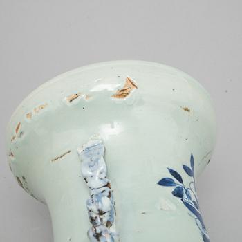 A Chinese porcelain vase, Qing dynasty, 19th century.