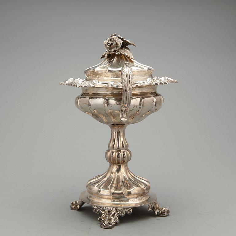 SOCKERSKÅL, silver, Gustaf Möllenborg, Stockholm, 1850. Vikt: ca 1212 gram.