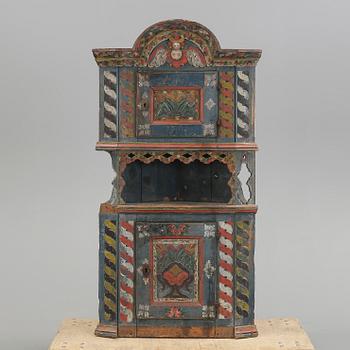 HÖRNSKÅP, Allmoge, så kallat Änglaskåp, Skåne, bär datering 1843.