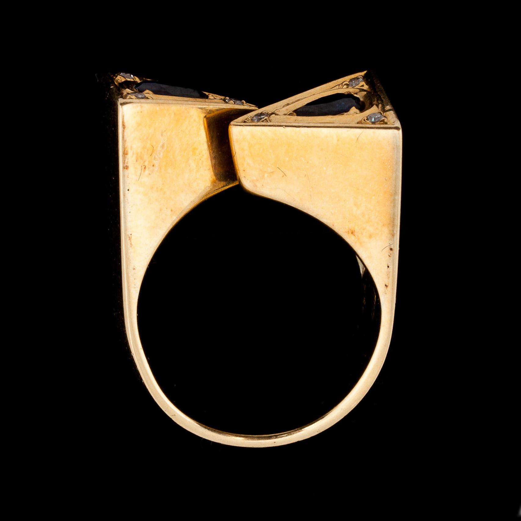 RING, 18k guld med små diamanter samt mörkt blå safirer. Vikt ca 14 g.