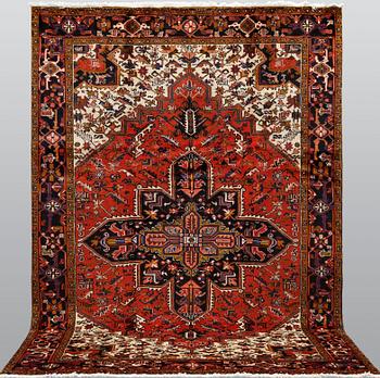 A Heriz / Gorovan carpet, ca 327 x 218 cm.