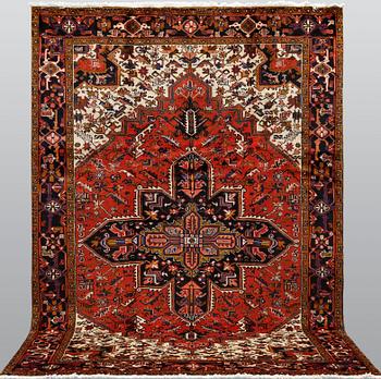 A Heriz / Gorovan carpet, ca 327 x 218 cm.