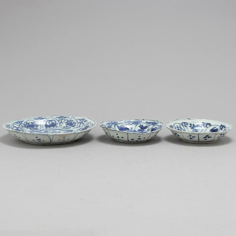 A set of two blue and white kraak dishes and a serving dish, Ming dynasty, Wanli (1572-1620).