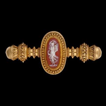 1017. BROSCH, 18k guld med snidad agatcamé, empirestil, Helsingfors, Finland, 1884. Vikt ca11,4g.