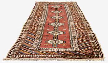 Gallerimatta antik Meshkin , nordvästra Persien, ca 343 x 117 cm.