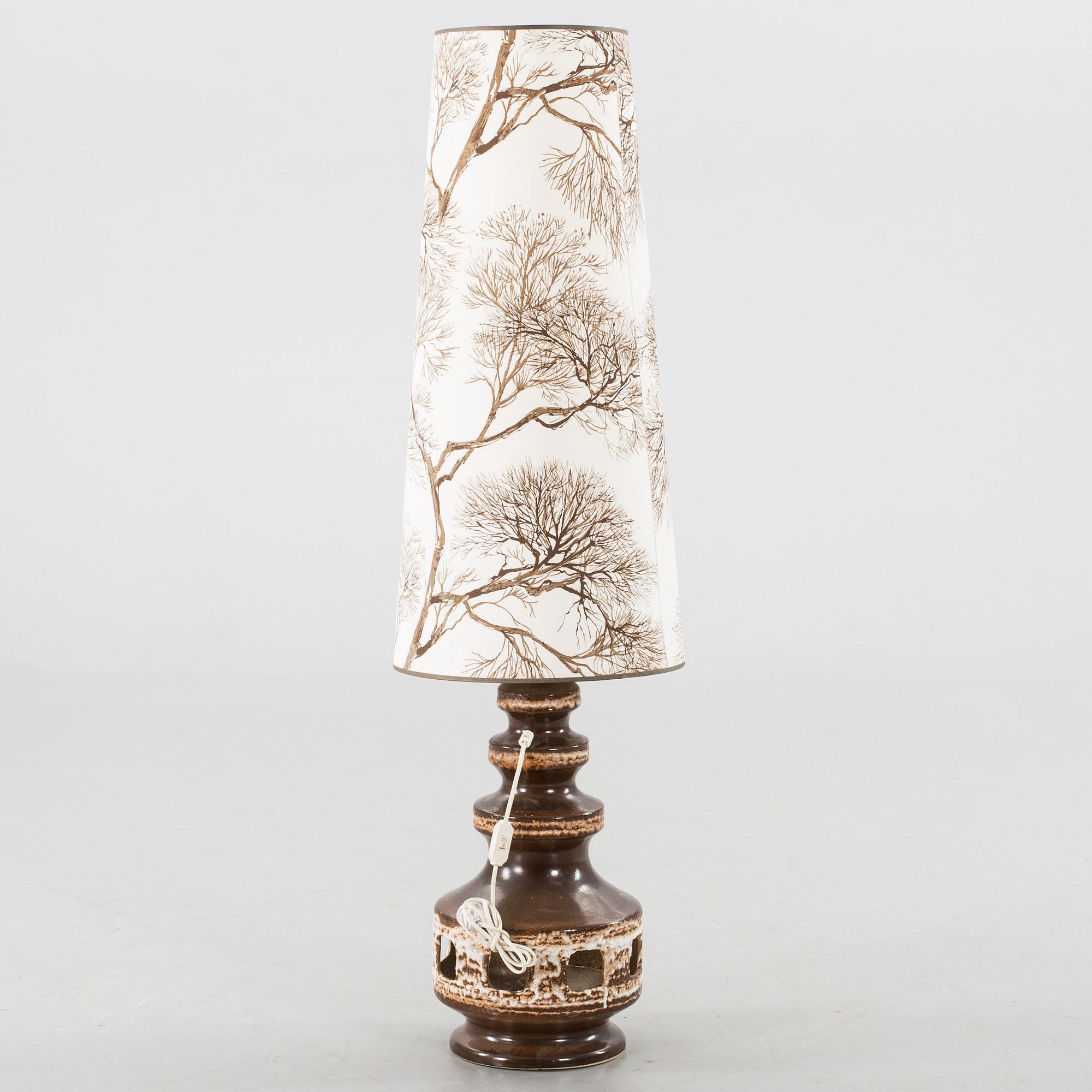 A 1960/70´S CERAMIC FLOOR LAMP.