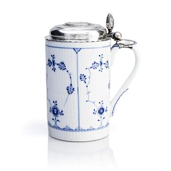 A porcelain beer mug with silver fittings and cover, Dermany/Denmark, 18th century.