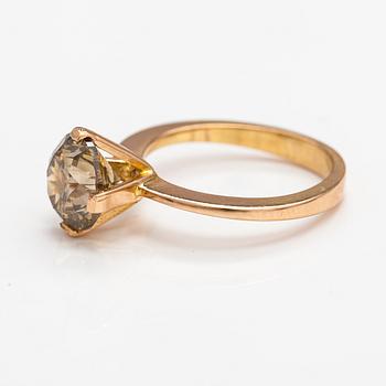 A 14K gold ring with a ca. 3.00 ct brilliant-cut diamond.