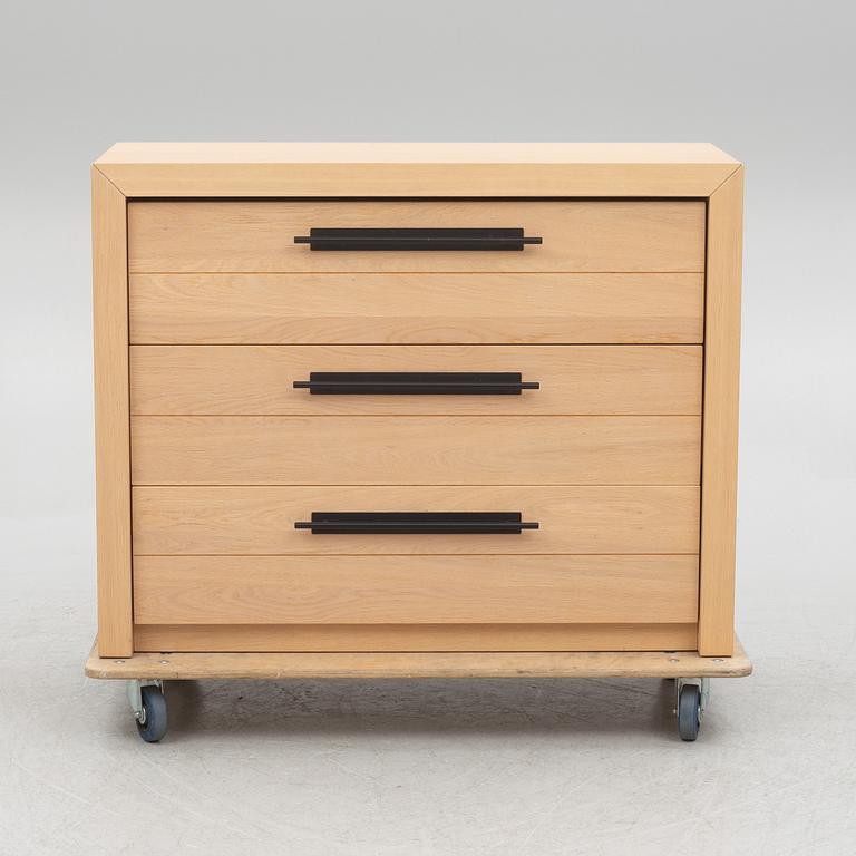 Torill Slettvoll, a dresser, Slettvoll.