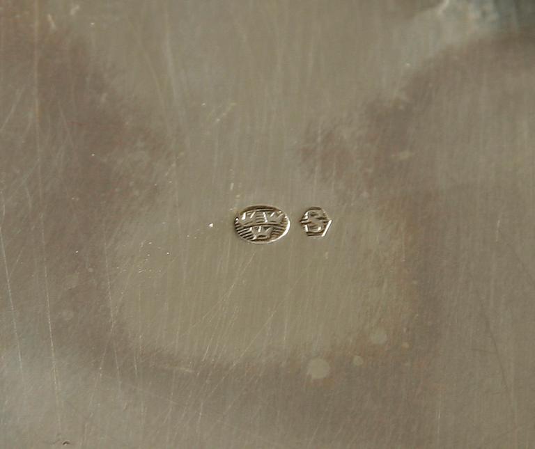 LOCKTERRIN, silver, rokokostil, importstämplar. 553 g.