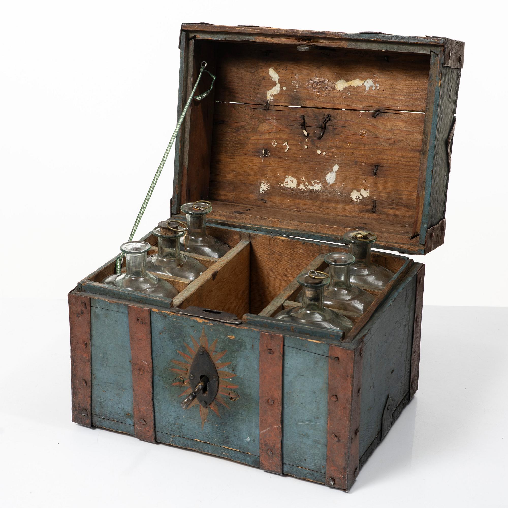 Schatull med flaskor, Allmoge, märkt 1833.