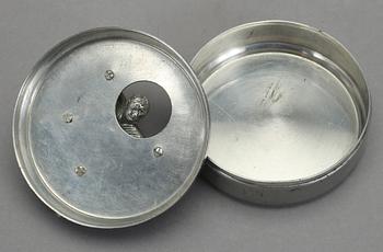MANSCHETTKNAPPSASK, tenn, "Originell", Widerholm & Dahlberg, Eskilstuna, 1930/40-tal.