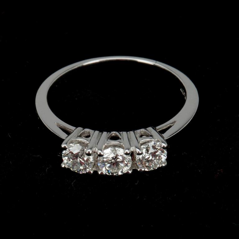 RING, vitguld 18K samt 3 diamanter à 0,25 ct, tot. 0,75 ct. Vikt 3,4 g.