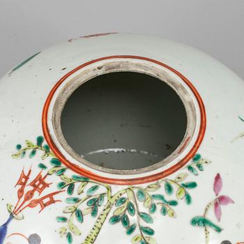 A famille rose jar with cover, Qing dynasty, late 19th/early 20th century.