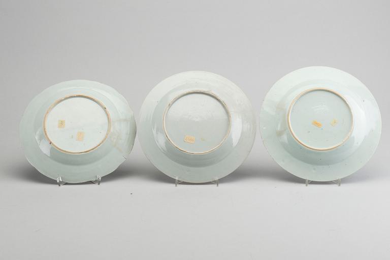 FOUR CHINESE PORCELAIN DISHES, 18TH AND 19TH CENTURY.