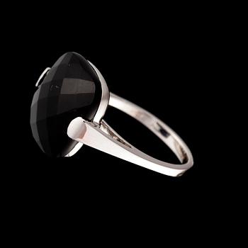 RING, 18K vitguld, fasettslipad onyx. Italienska stämplar. Vikt 5,8 g.