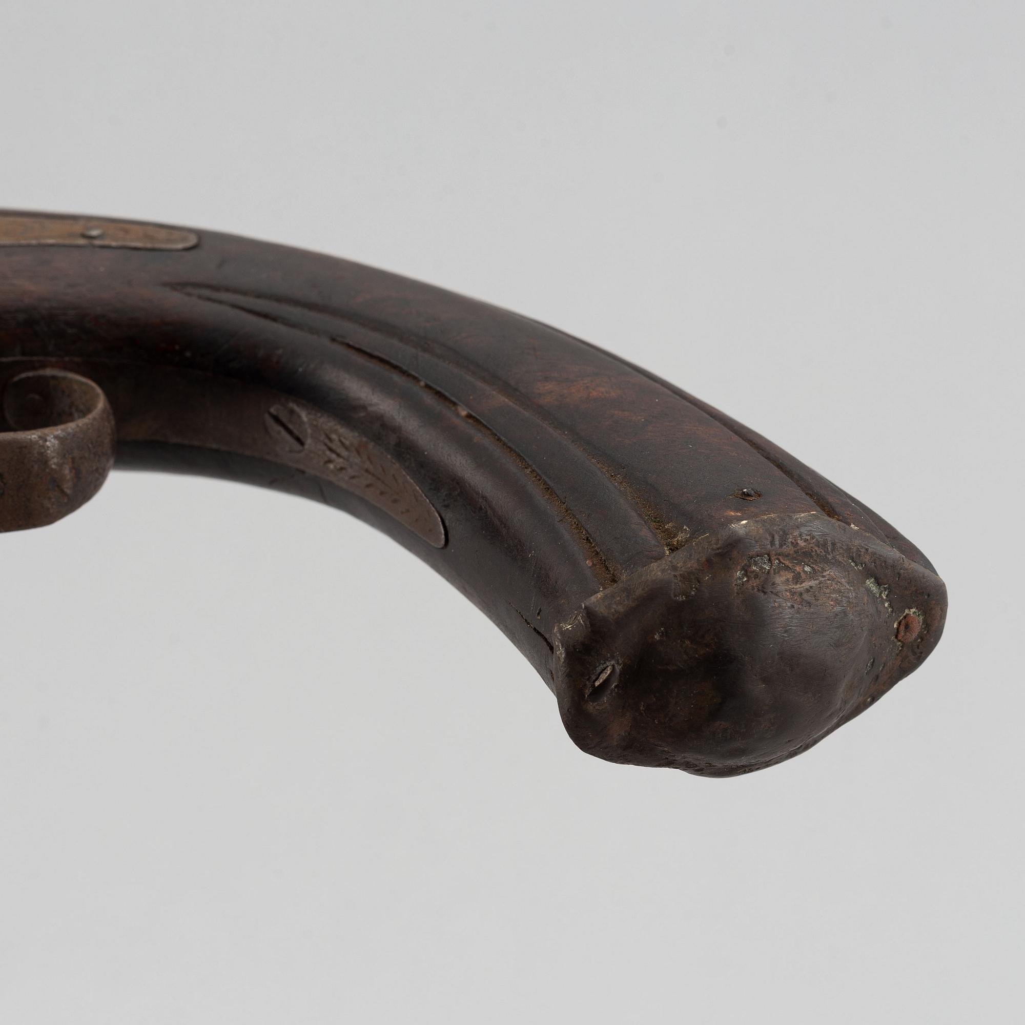 Slaglåspistol, svensk, m/1852 för postiljon, samt en dubbelpipig slaglåspistol.