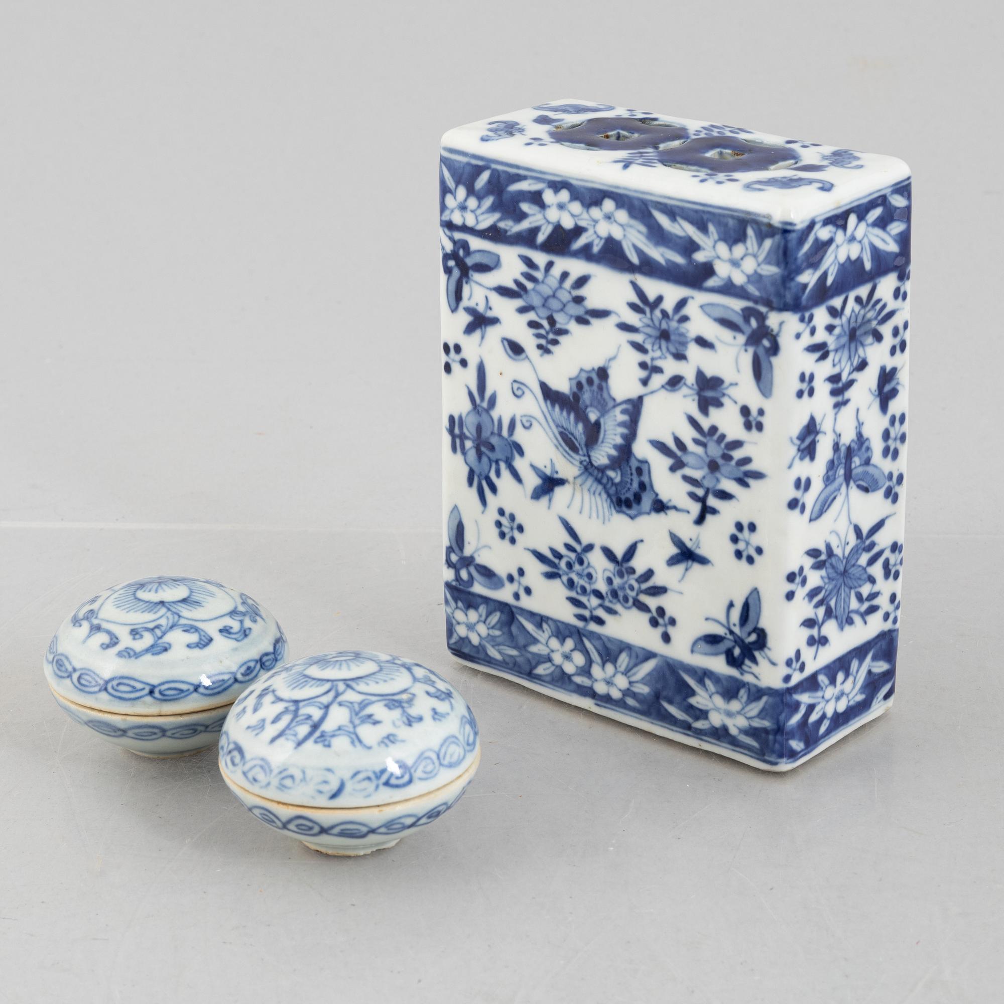 A Chinese blue and white porcelain neck stand / pillow and a pair of porcelain boxes, late Qing dynasty / early 20th cen.