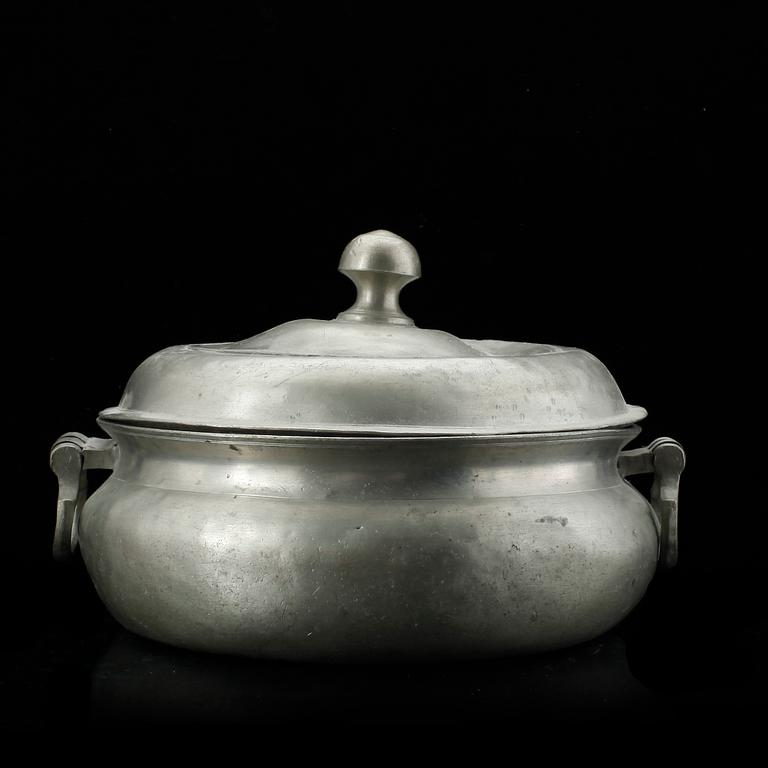 GRÖTSKÅL, tenn, 1700-tal. Odefinierade stämplar.