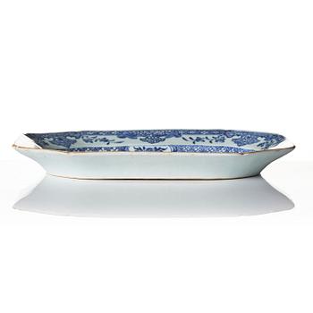 A pair of blue and white charges Qinalong.