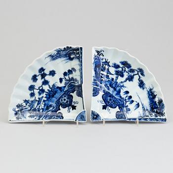 A pair of Japanese blue and white fan shaped dishes, Edo period (1615–1868).