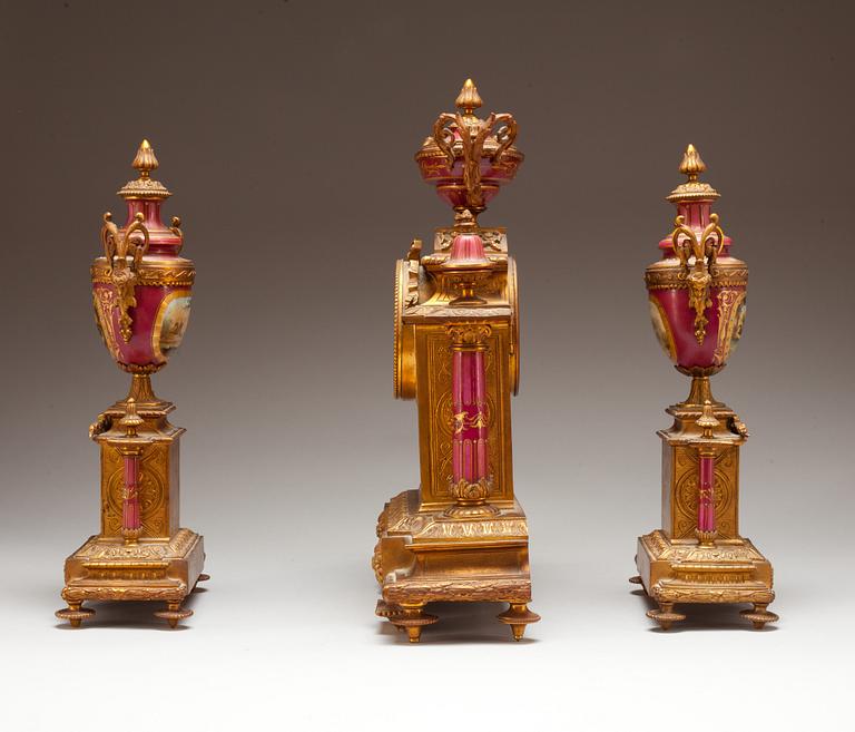 BORDSGARNITYR, 3 delar, Louis XVI-stil, omkring sekelskiftet 1800/1900.