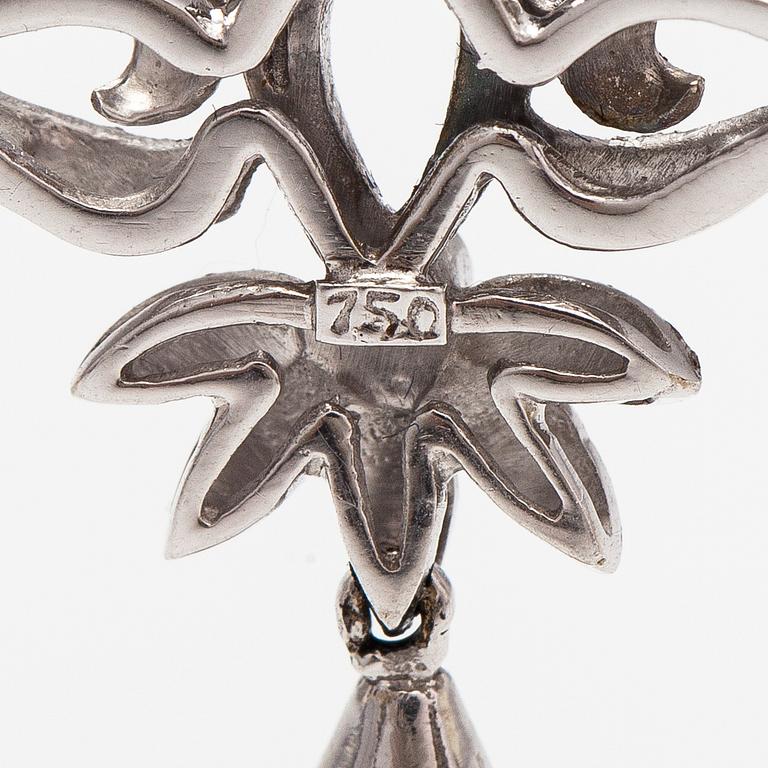 An 18K white gold necklace with cultured pearls and diamonds ca. 0.04 ct in total. Finnis import marks 1963.