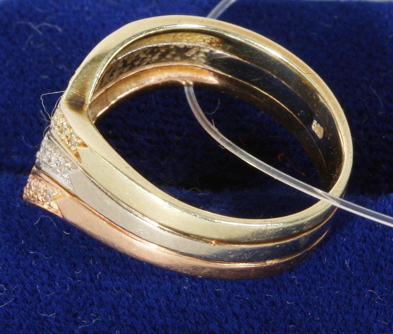 RING, trefärgat guld och diamanter.