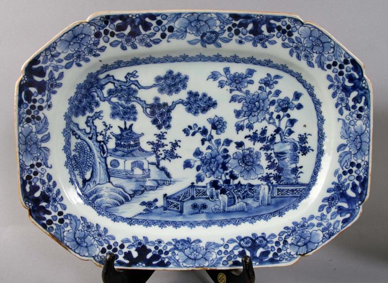 STEKFAT, ett par, porslin. Kina. Qianlong, 1700-tal.