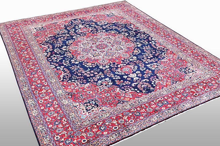 Carpet, Tabriz, ca 404 x 294 cm.