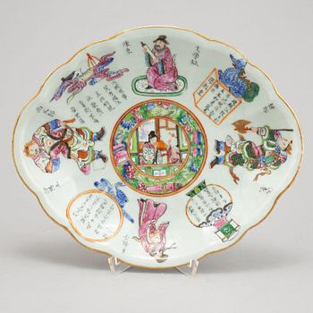 A famille rose Canton dish, Qing dynasty, 19th Century.