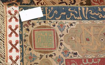 SEMI-ANTIQUE TURKISH. 191,5 x 128 cm (plus 1,5 cm flat weave at each end).
