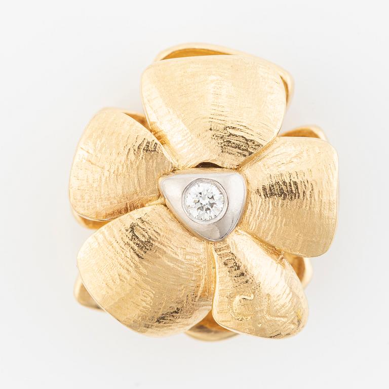 Ole Lynggaard, Charlotte Lynggaard, clasp, in the form of a flower, 18K gold and brilliant-cut diamonds.