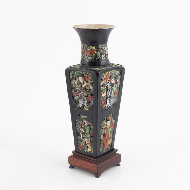 A Chinese famille noire pierced vase, Qing dynasty, 19th century.