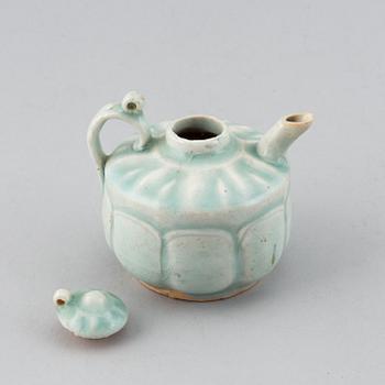 A pale celadon glazed ewer, Song/Yuan dyansty.