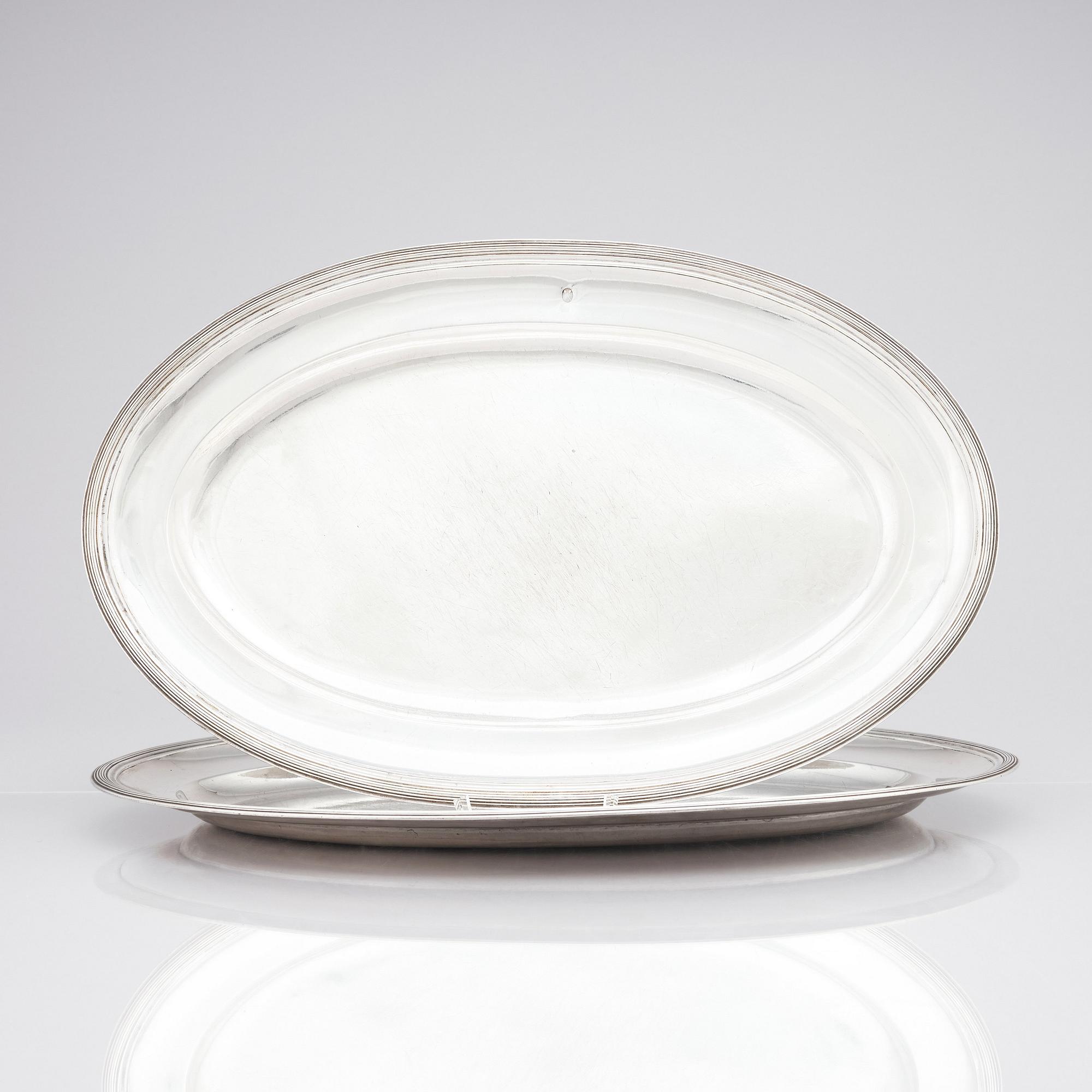 Uppläggningsfat, silver, ett par, oidentifierad mästarstämpel AHB, S:t Petersburg 1818-1864.